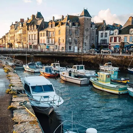 Vue Sur Le Port Et La *